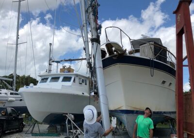 Stepping a Mast_44foot Island Packet_Port Charlotte Gulf Coast Rigging 20200926 (2)