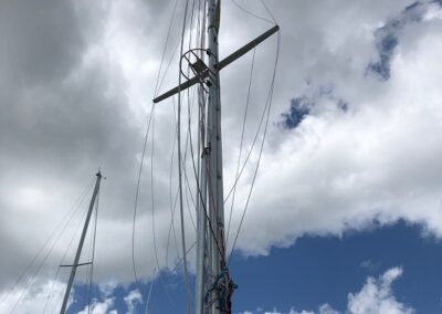 Stepping a Mast_44foot Island Packet_Port Charlotte Gulf Coast Rigging 20200926 (3)